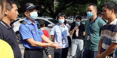 廣東茂名聯(lián)合多部門對雙山一路開展油煙污水專項整治行動