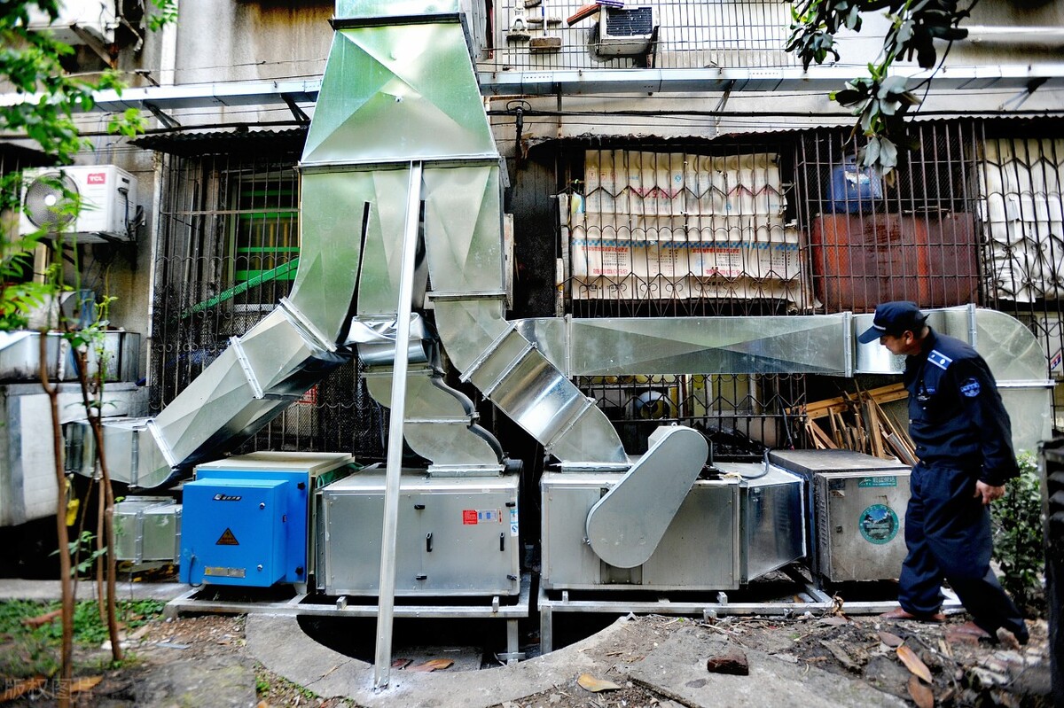 彭澤縣一小區餐館油煙擾居民 生態環境局責令餐館維修油煙凈化裝置